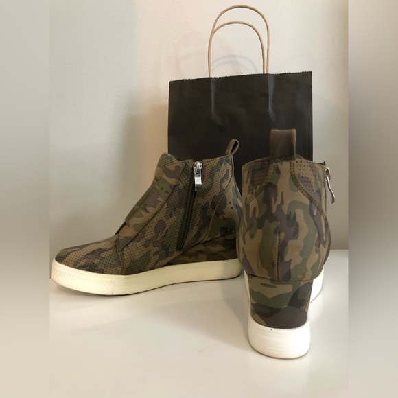 ❗️LAST CALL❗️CCOCCI ZOEY CAMO WEDGE BOOTIES - Picture 3 of 7
